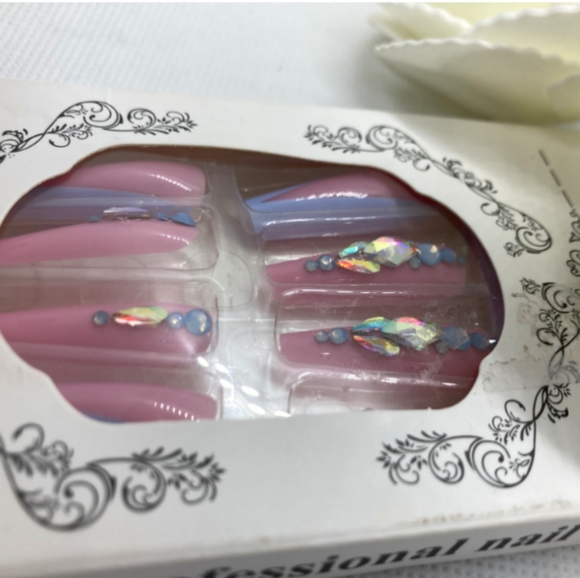 Fake Nails - Picture 3 of 4